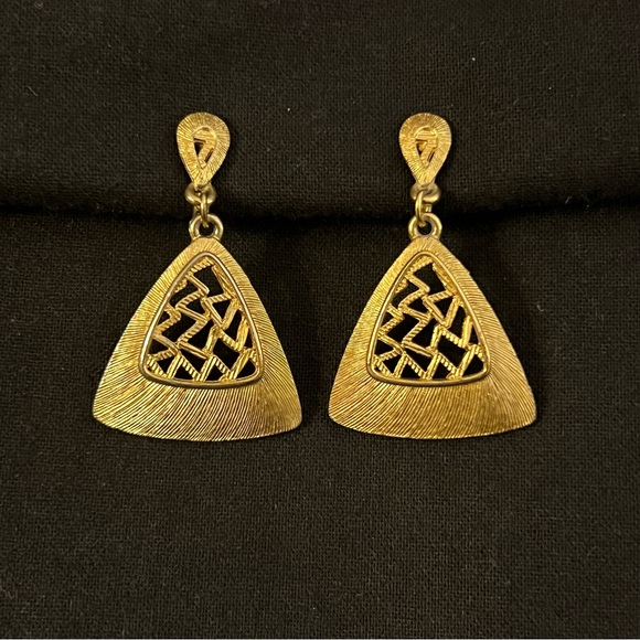 Vintage Gold Tone Clip on Earrings - Picture 1 of 8